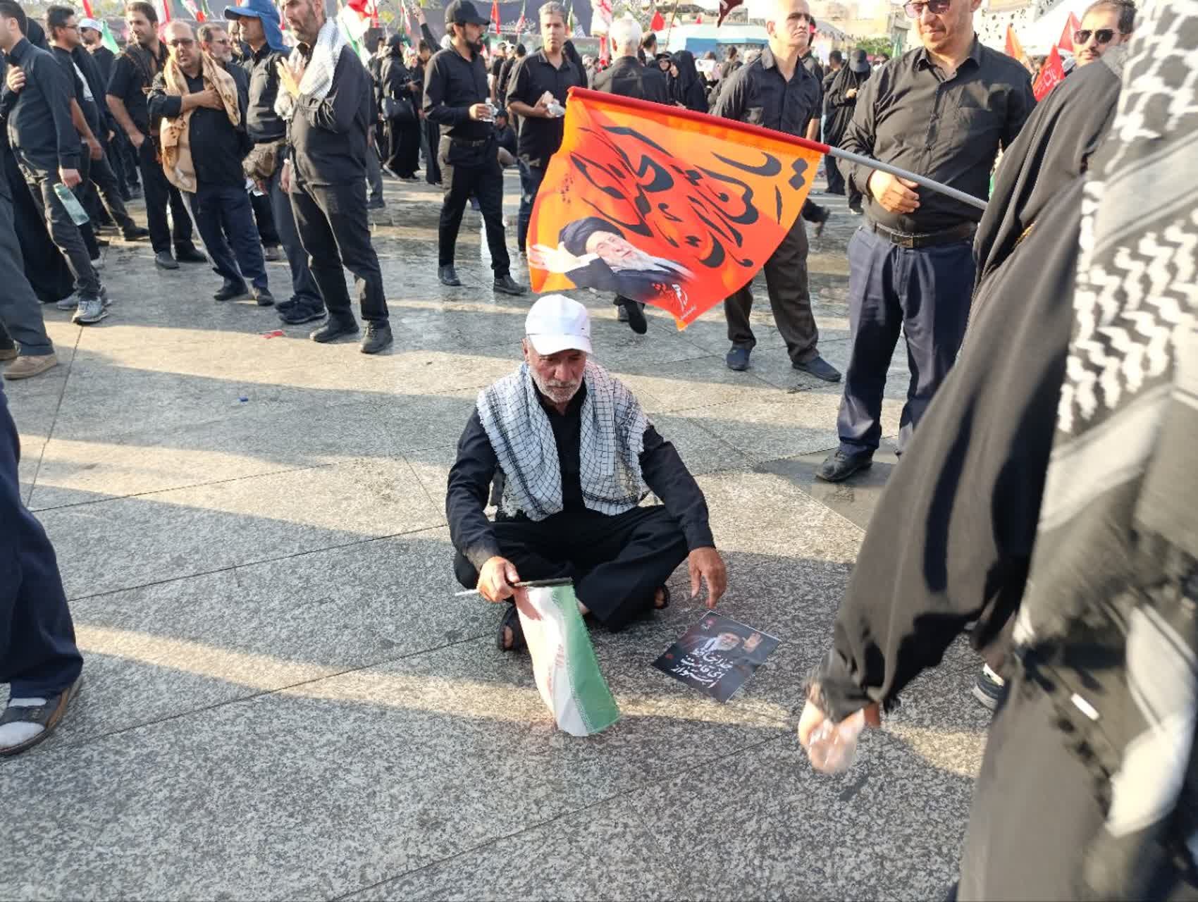 تصاویر ناب جامانده از تشییع پیکر رهبر شهیدمان و خانواده بزرگوارشان🖤 - ۸
