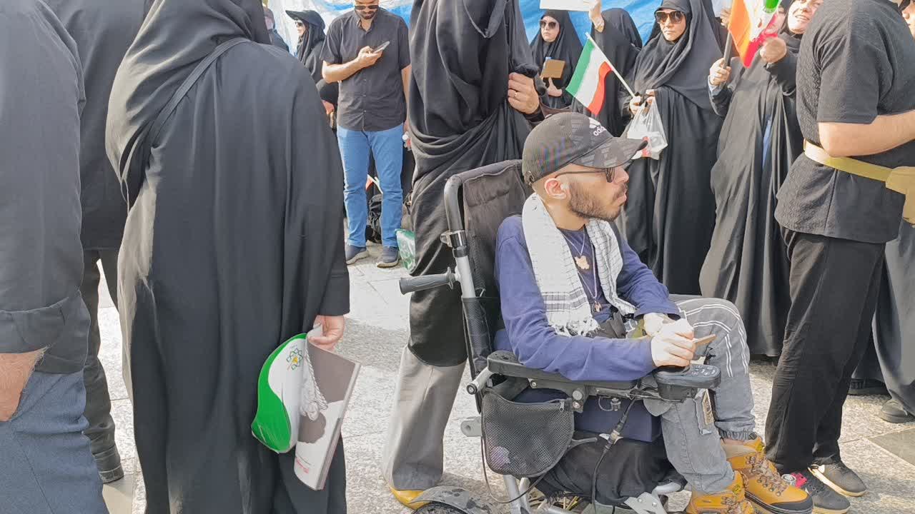 تصاویر ناب جامانده از تشییع پیکر رهبر شهیدمان و خانواده بزرگوارشان🖤 - ۹