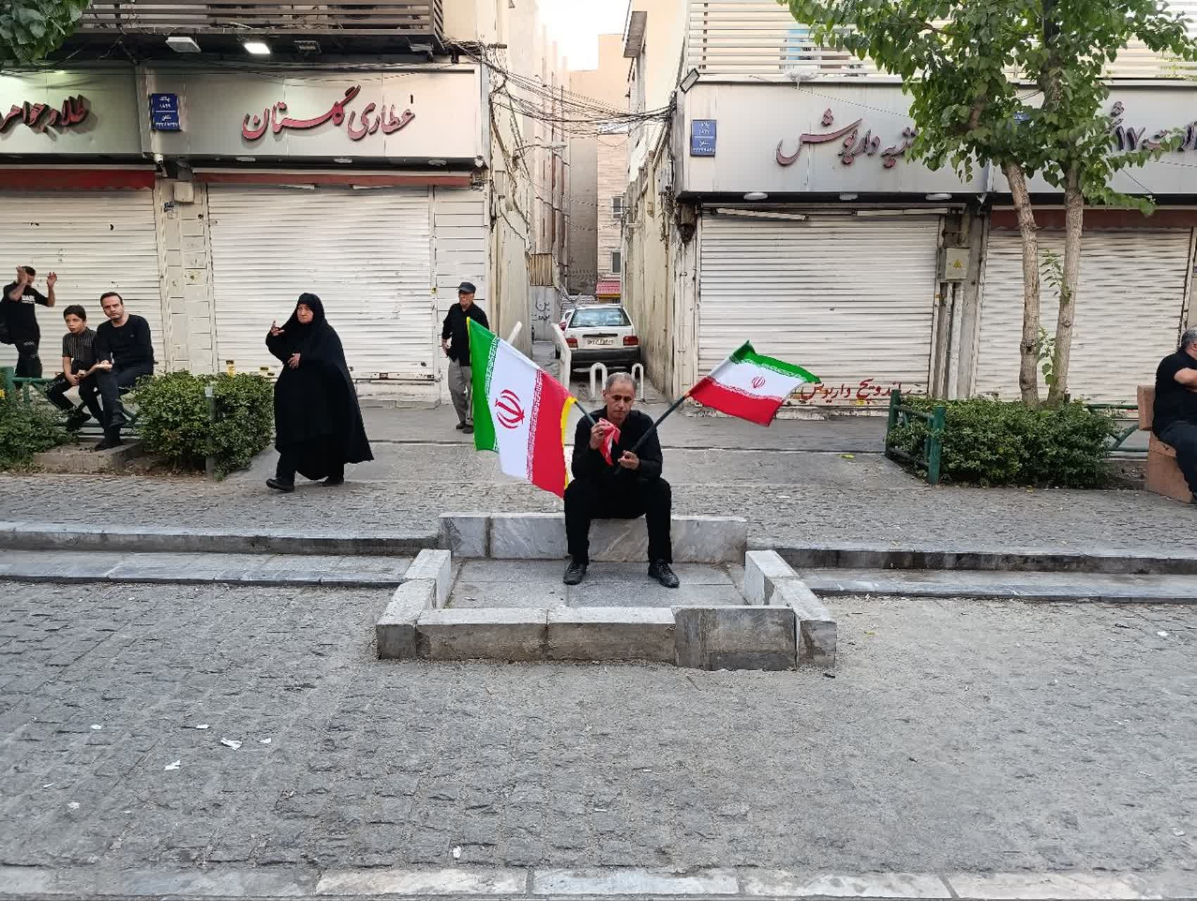تصاویر ناب جامانده از تشییع پیکر رهبر شهیدمان و خانواده بزرگوارشان🖤 - ۱۱