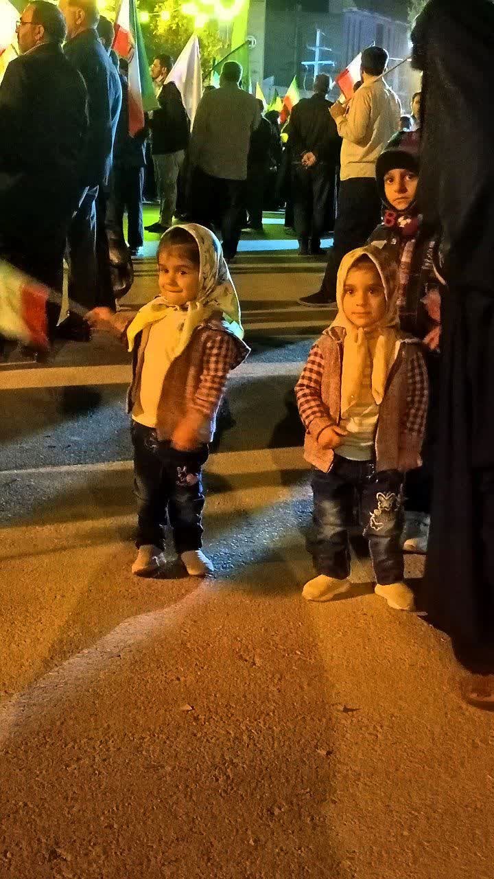 گوشه هایی از تجمع شبانه مردم کرمانشاه - ۱۳