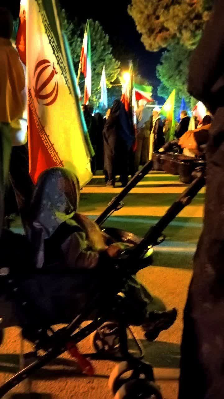 گوشه هایی از تجمع شبانه مردم کرمانشاه - ۱۶