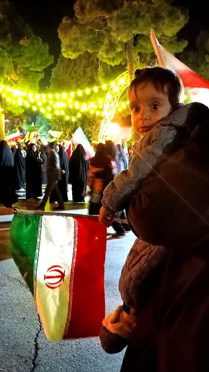 گوشه هایی از تجمع شبانه مردم کرمانشاه - ۱۷