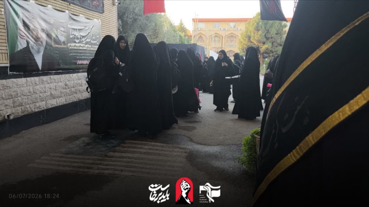 حضور دانشجویان و اساتید در مراسم تشییع قائد شهید امت. - ۲
