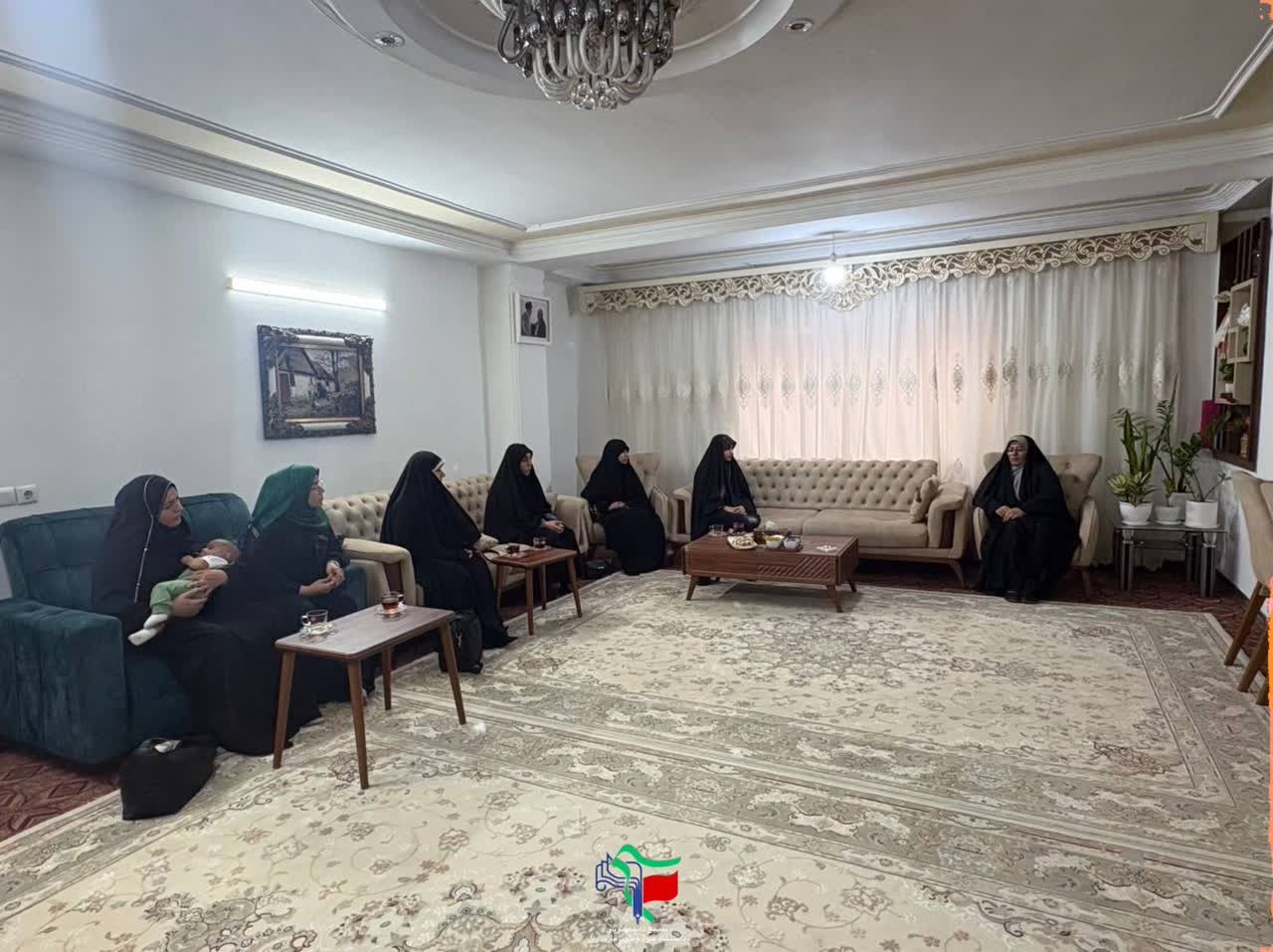 بِسمِ رَبِّ الشُهَداءِ وَ الصِّدّیقین🌱   بعضی دلتنگی‌ها، یک‌بار اتفاق نمی‌افتند؛ آدم را آرام‌آرام، در تمام سال‌های زندگی همراهی می‌کنند… - ۲