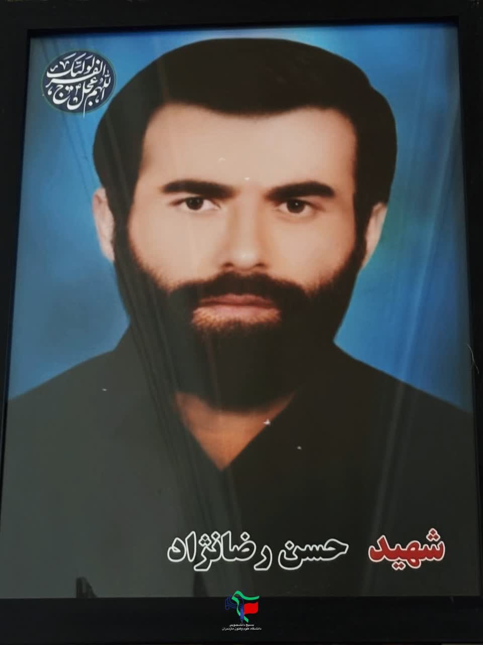 بِسمِ رَبِّ الشُهَداءِ وَ الصِّدّیقین🌱   بعضی دلتنگی‌ها، یک‌بار اتفاق نمی‌افتند؛ آدم را آرام‌آرام، در تمام سال‌های زندگی همراهی می‌کنند… - ۳