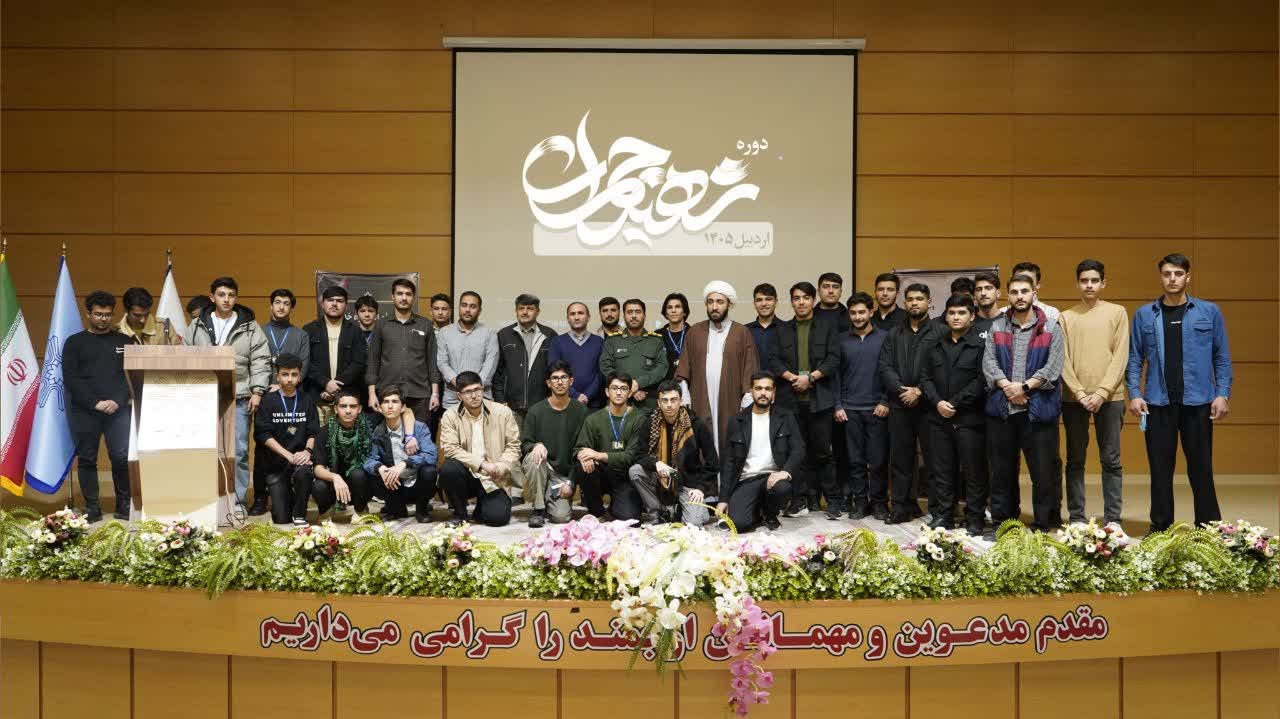عکس یادگاری با فراگیران دوره شهید چمران - ۱