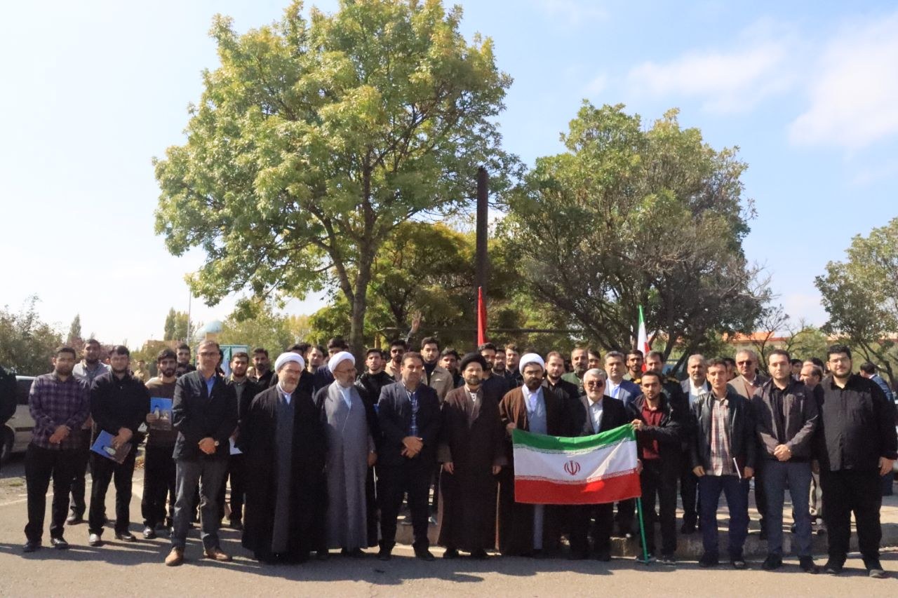 اهتزاز پرچم در دانشگاه علوم پزشکی اردبیل - ۸