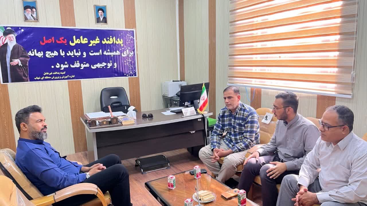 برگزاری جلسات هماهنگی با مسؤلین جزیره قشم برای برگزاری اردوی جهادی عهد خدمت 3 - ۱