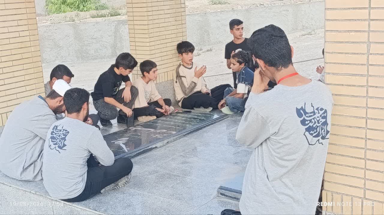 عطر افشانی و غبار روبی  قبور شهدا - ۳