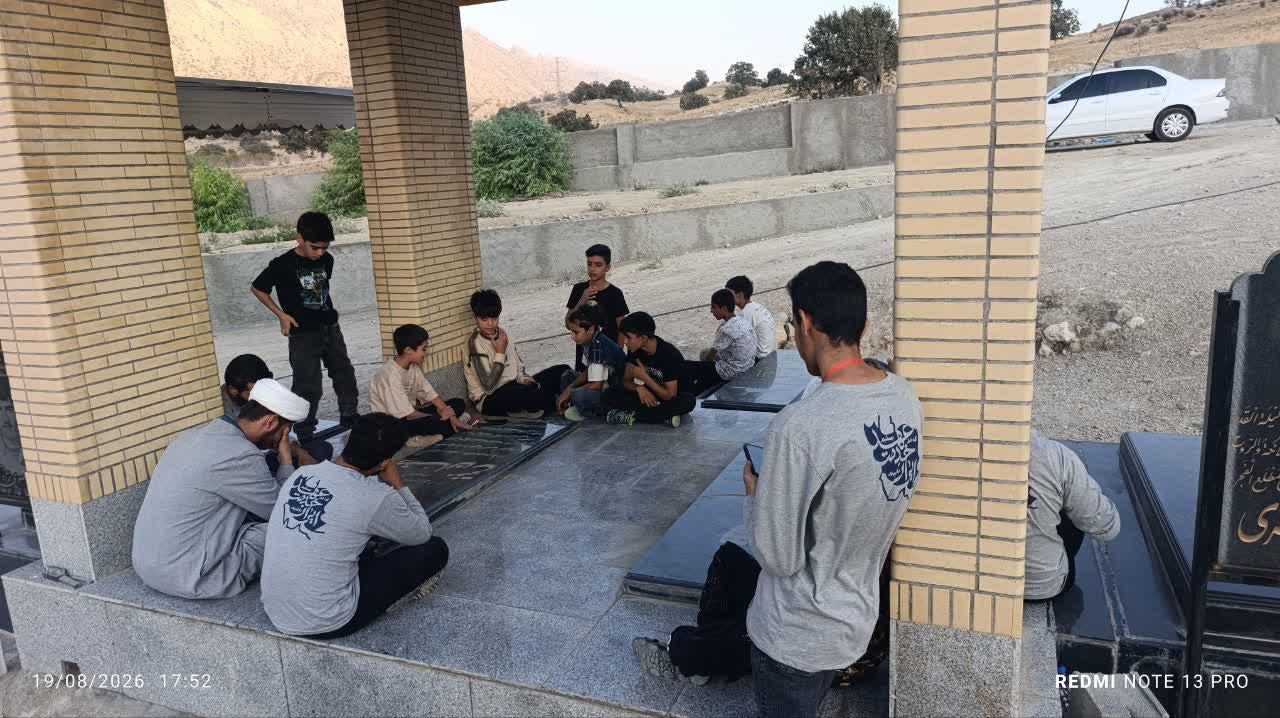 عطر افشانی و غبار روبی  قبور شهدا - ۲