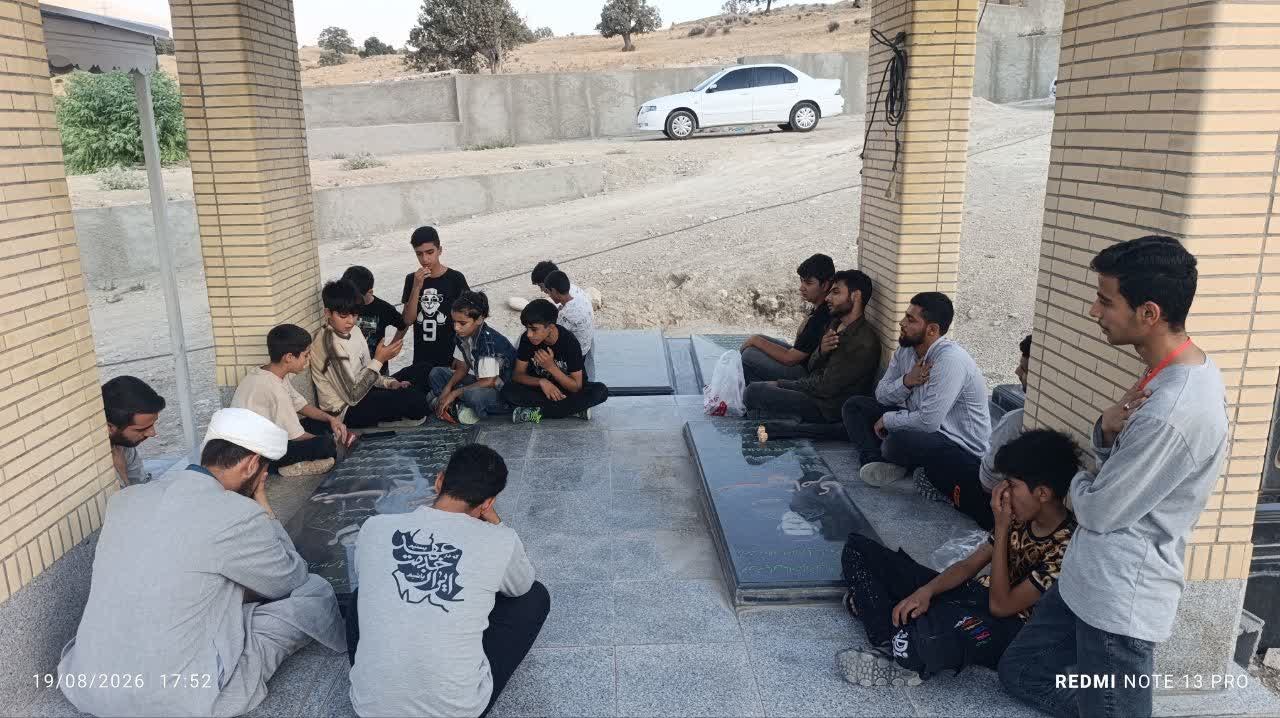 عطر افشانی و غبار روبی  قبور شهدا - ۱