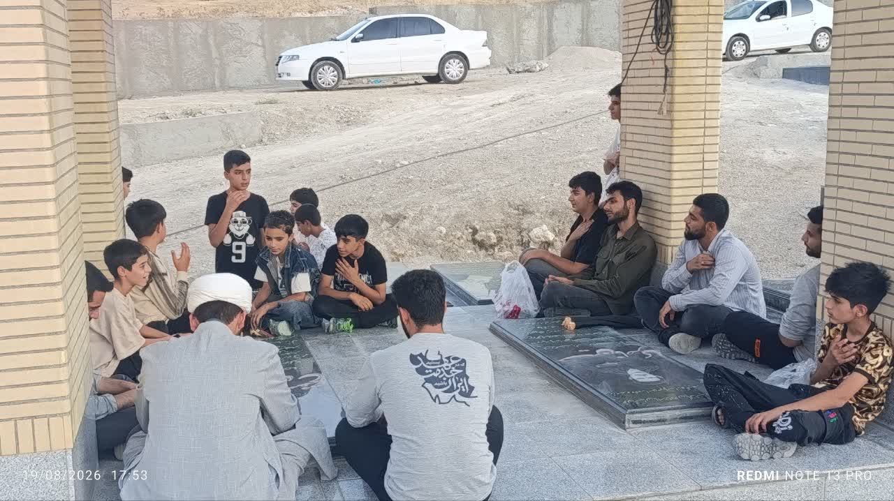 عطر افشانی و غبار روبی  قبور شهدا - ۴