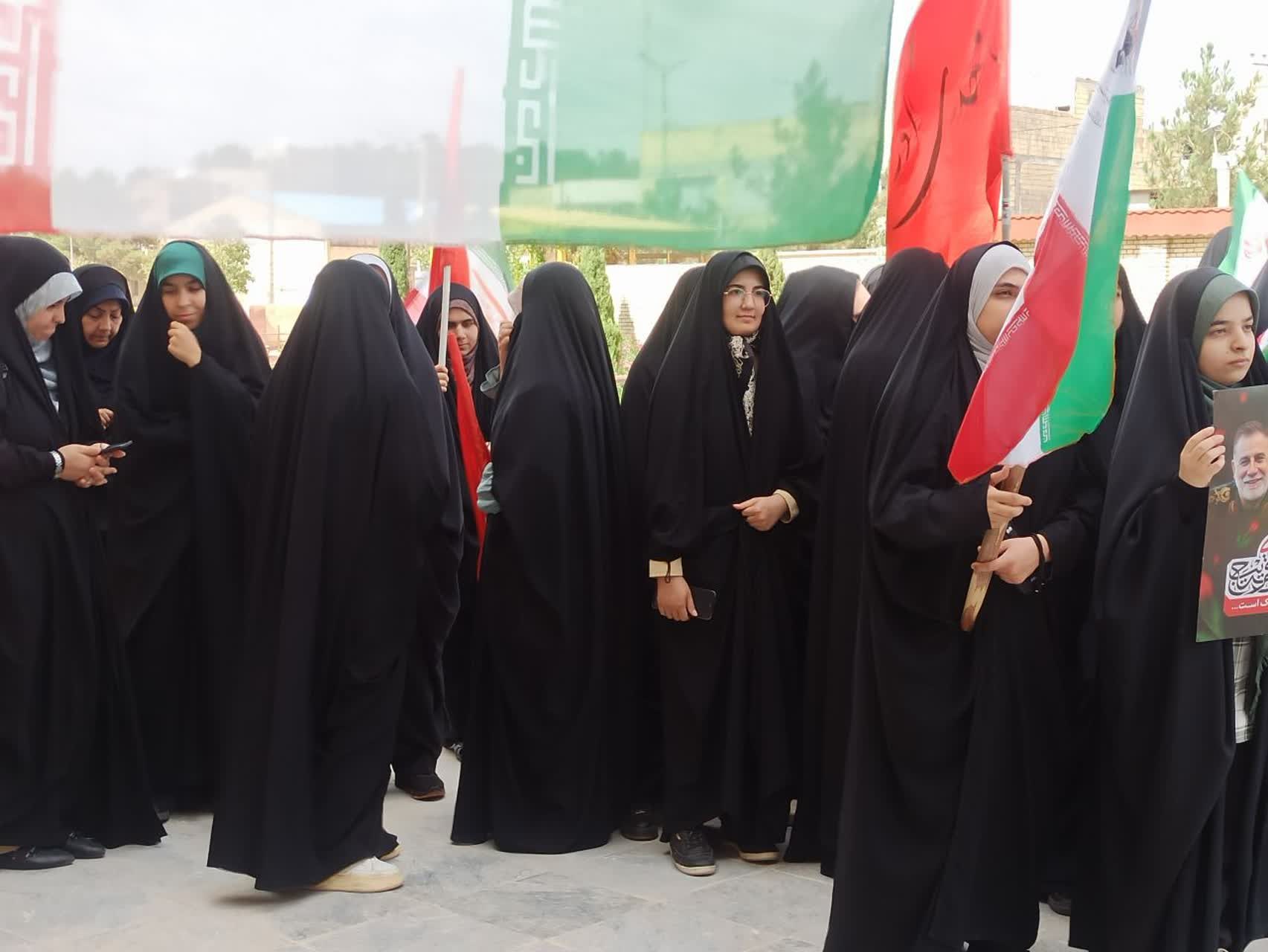 برگزاری آیین «پرچم‌گردانی» به همت بسیج دانشجویی دانشکده علوم قرآنی اصفهان (دولت آباد) - ۴