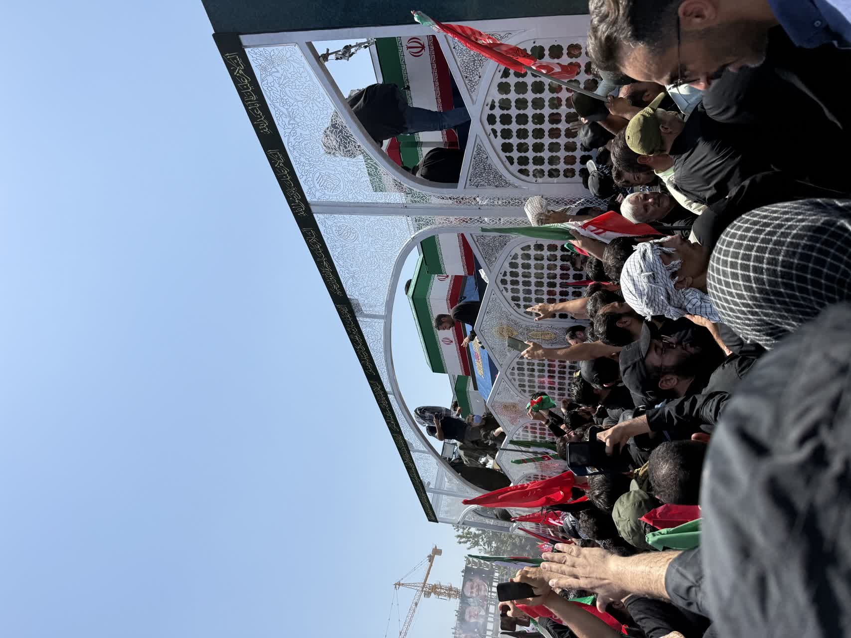 امروز، تاریخ با اشک و افتخار ورق خورد. پیکرِ رهبرِ شهید، بر دوش مردمی بدرقه شد که عهدشان را با خون شهیدان فراموش نمی‌کنند. شهادت، پایان راه نیست؛ آغاز ماندگاری یک آرمان است   گوشه های از مراسم تشییع و وداع قائد امت، امام شهید سید علی خامنه‌ای (ره) - ۱