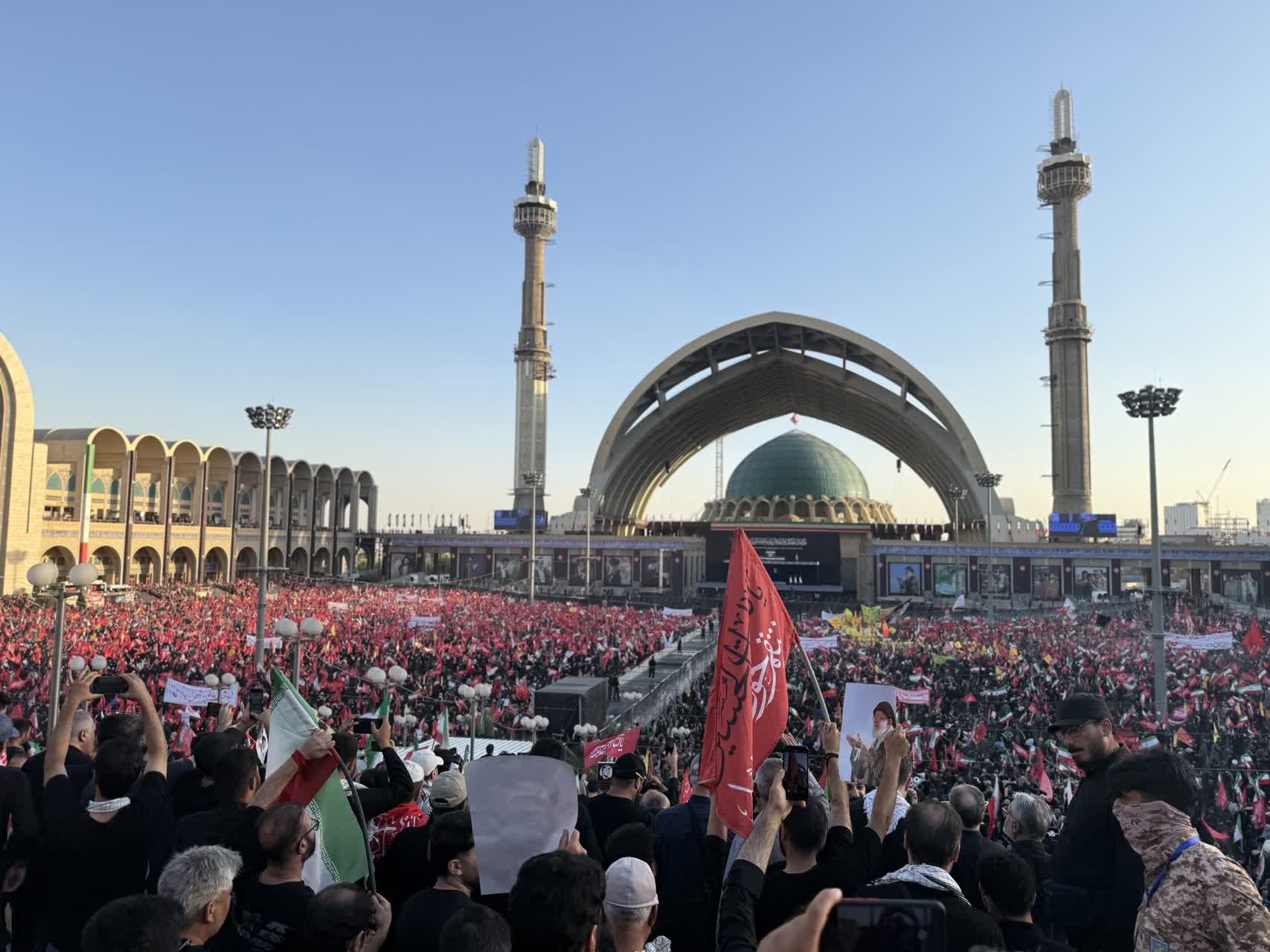 امروز، تاریخ با اشک و افتخار ورق خورد. پیکرِ رهبرِ شهید، بر دوش مردمی بدرقه شد که عهدشان را با خون شهیدان فراموش نمی‌کنند. شهادت، پایان راه نیست؛ آغاز ماندگاری یک آرمان است   گوشه های از مراسم تشییع و وداع قائد امت، امام شهید سید علی خامنه‌ای (ره) - ۳