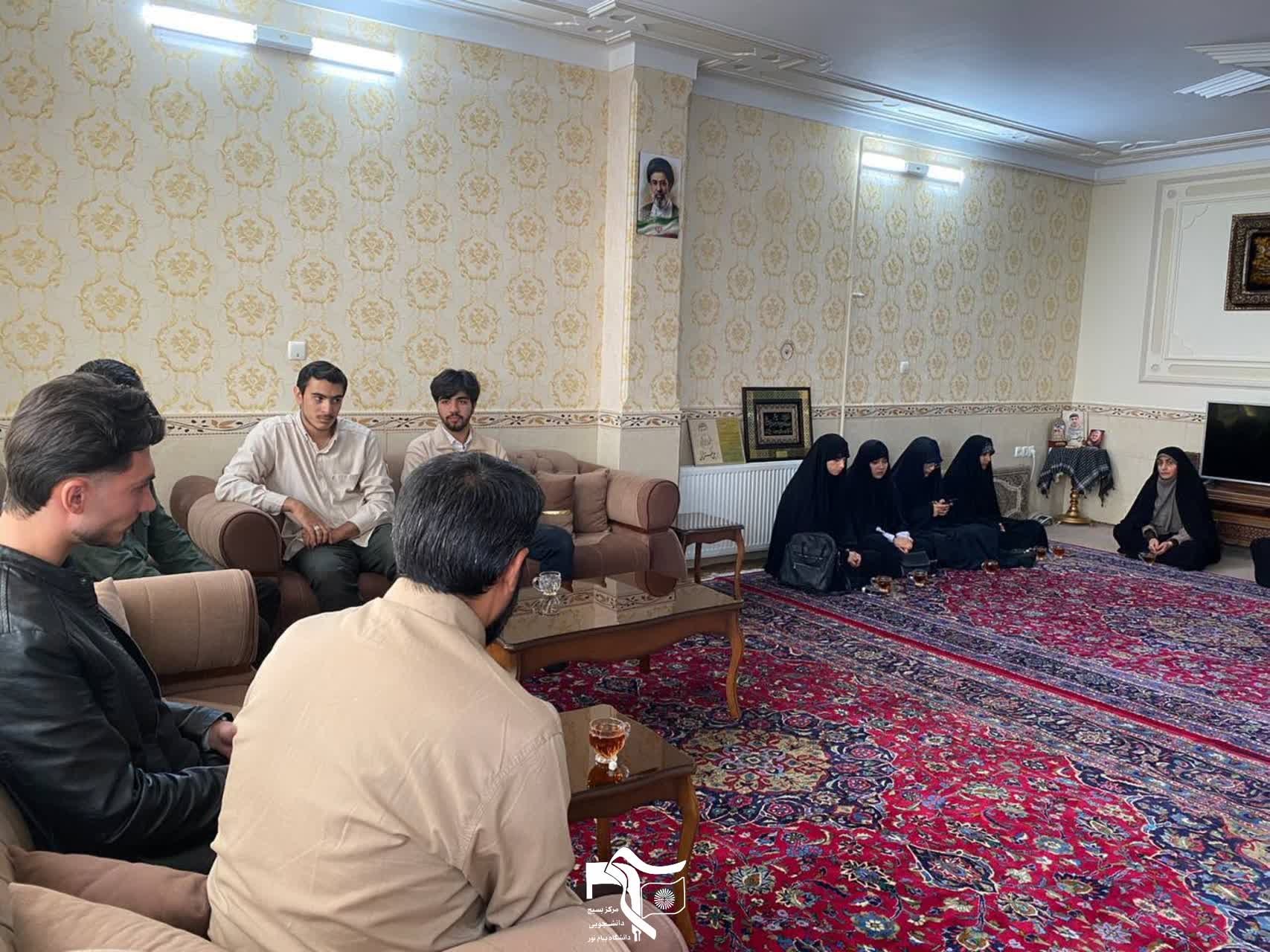 دیدار اعضای بسیج دانشجویی دانشگاه پیام‌نور زنجان با خانواده شهید علی رستمخانی - ۳