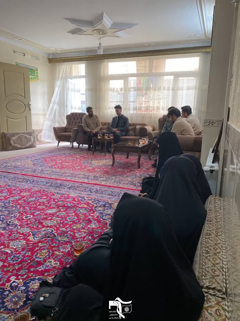 دیدار اعضای بسیج دانشجویی دانشگاه پیام‌نور زنجان با خانواده شهید علی رستمخانی - ۴