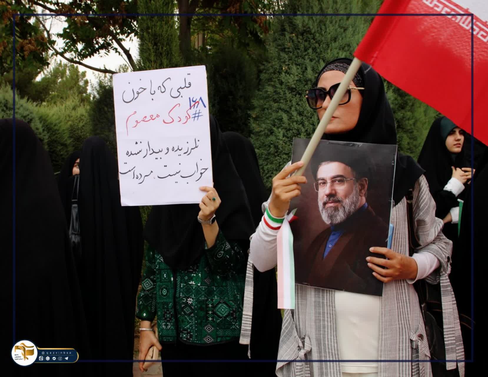 تجمع دانشجویان و اساتید مبعوث دانشگاه بین‌المللی امام خمینی (ره) قزوین و مراسم اهتزاز پرچم در سردر دانشگاه - ۵