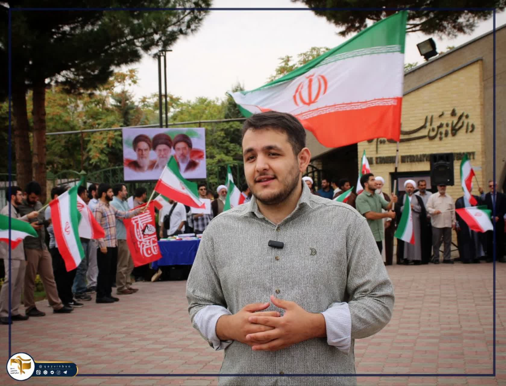 تجمع دانشجویان و اساتید مبعوث دانشگاه بین‌المللی امام خمینی (ره) قزوین و مراسم اهتزاز پرچم در سردر دانشگاه - ۳