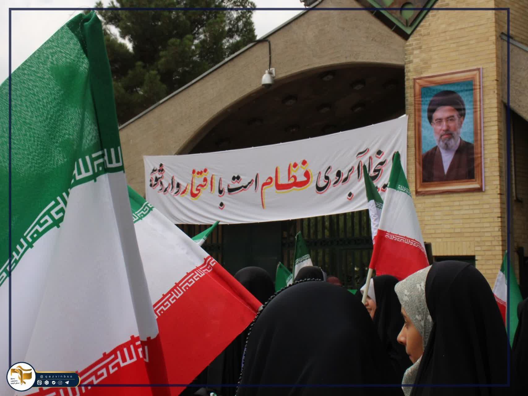 تجمع دانشجویان و اساتید مبعوث دانشگاه بین‌المللی امام خمینی (ره) قزوین و مراسم اهتزاز پرچم در سردر دانشگاه - ۱۰