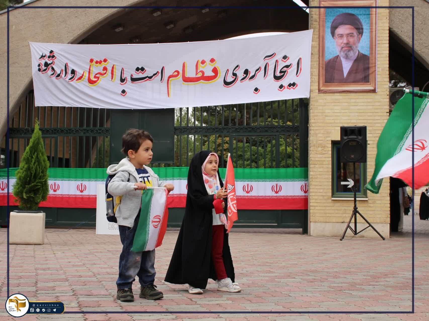 تجمع دانشجویان و اساتید مبعوث دانشگاه بین‌المللی امام خمینی (ره) قزوین و مراسم اهتزاز پرچم در سردر دانشگاه - ۱۶