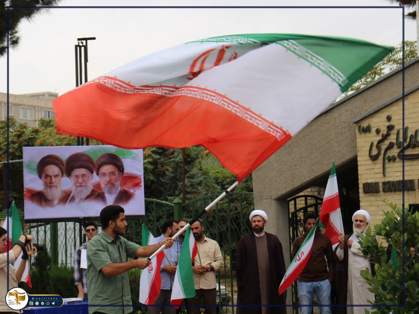 تجمع دانشجویان و اساتید مبعوث دانشگاه بین‌المللی امام خمینی (ره) قزوین و مراسم اهتزاز پرچم در سردر دانشگاه - ۹
