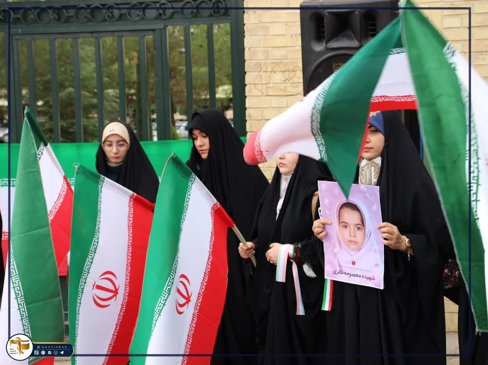تجمع دانشجویان و اساتید مبعوث دانشگاه بین‌المللی امام خمینی (ره) قزوین و مراسم اهتزاز پرچم در سردر دانشگاه - ۷