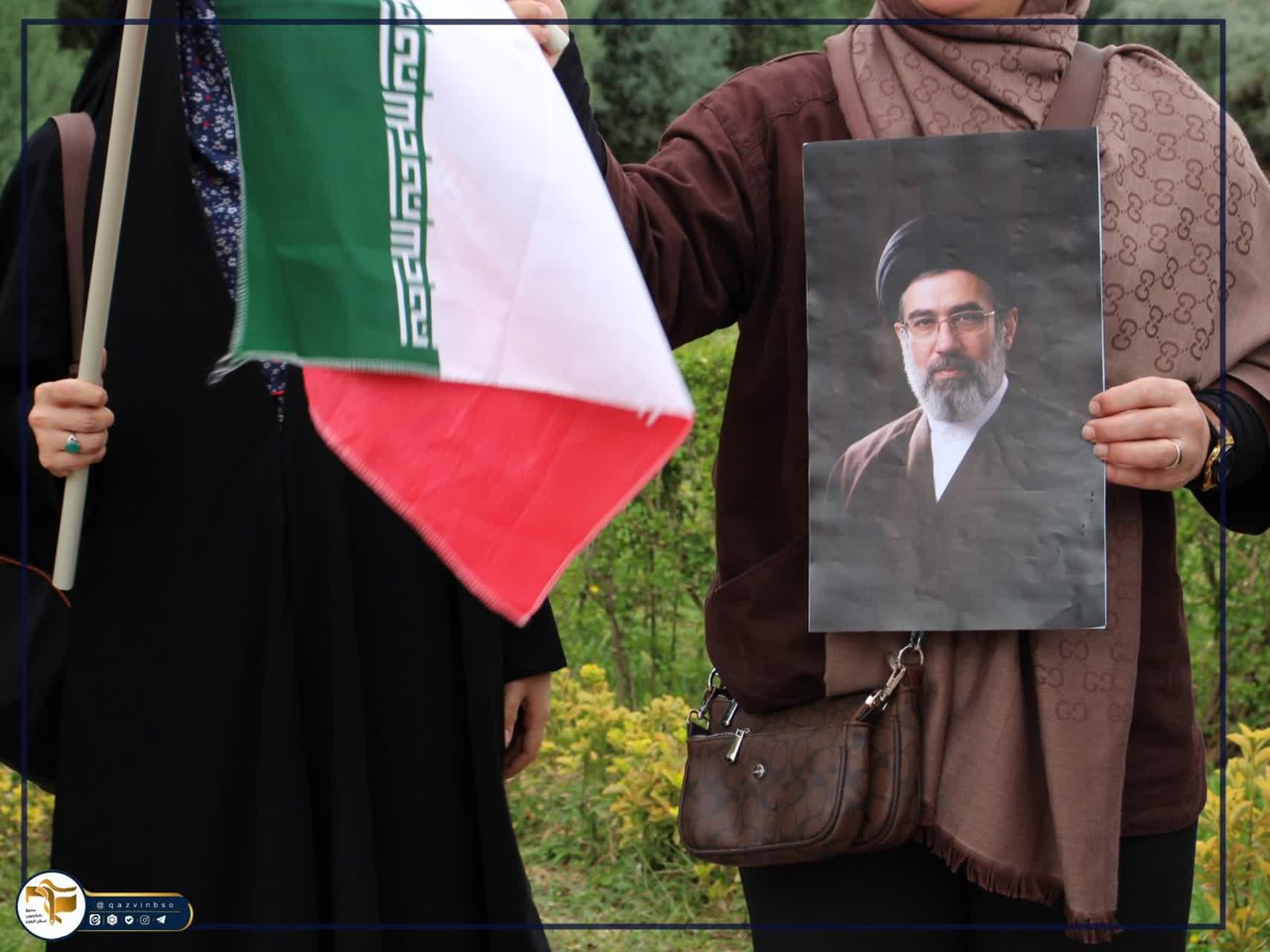 تجمع دانشجویان و اساتید مبعوث دانشگاه بین‌المللی امام خمینی (ره) قزوین و مراسم اهتزاز پرچم در سردر دانشگاه - ۱۸