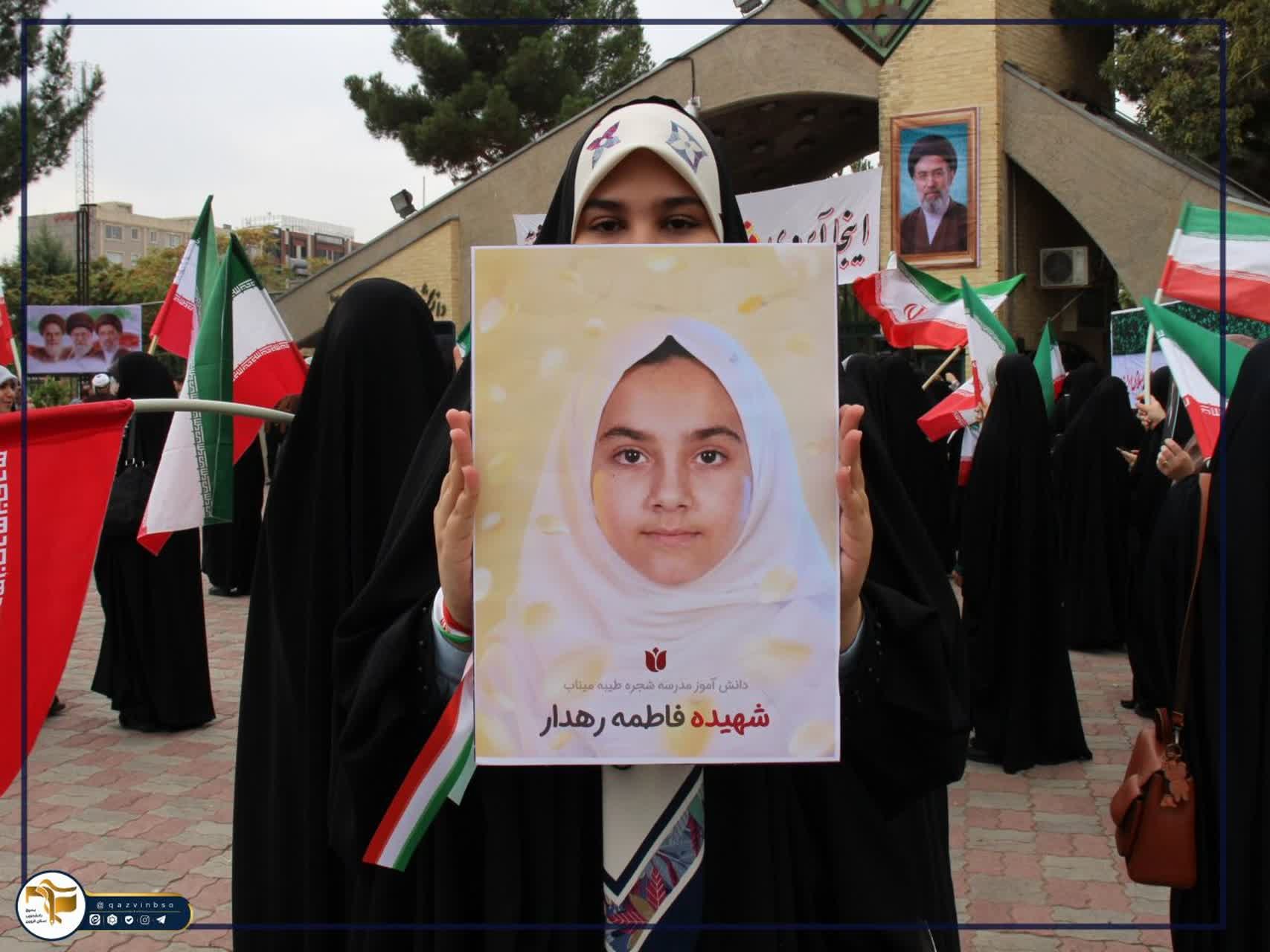تجمع دانشجویان و اساتید مبعوث دانشگاه بین‌المللی امام خمینی (ره) قزوین و مراسم اهتزاز پرچم در سردر دانشگاه - ۱۷