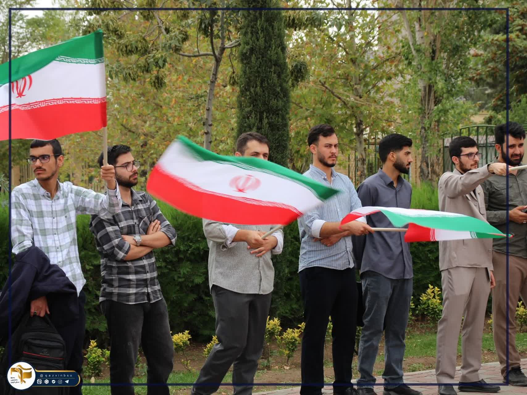 تجمع دانشجویان و اساتید مبعوث دانشگاه بین‌المللی امام خمینی (ره) قزوین و مراسم اهتزاز پرچم در سردر دانشگاه - ۱۲