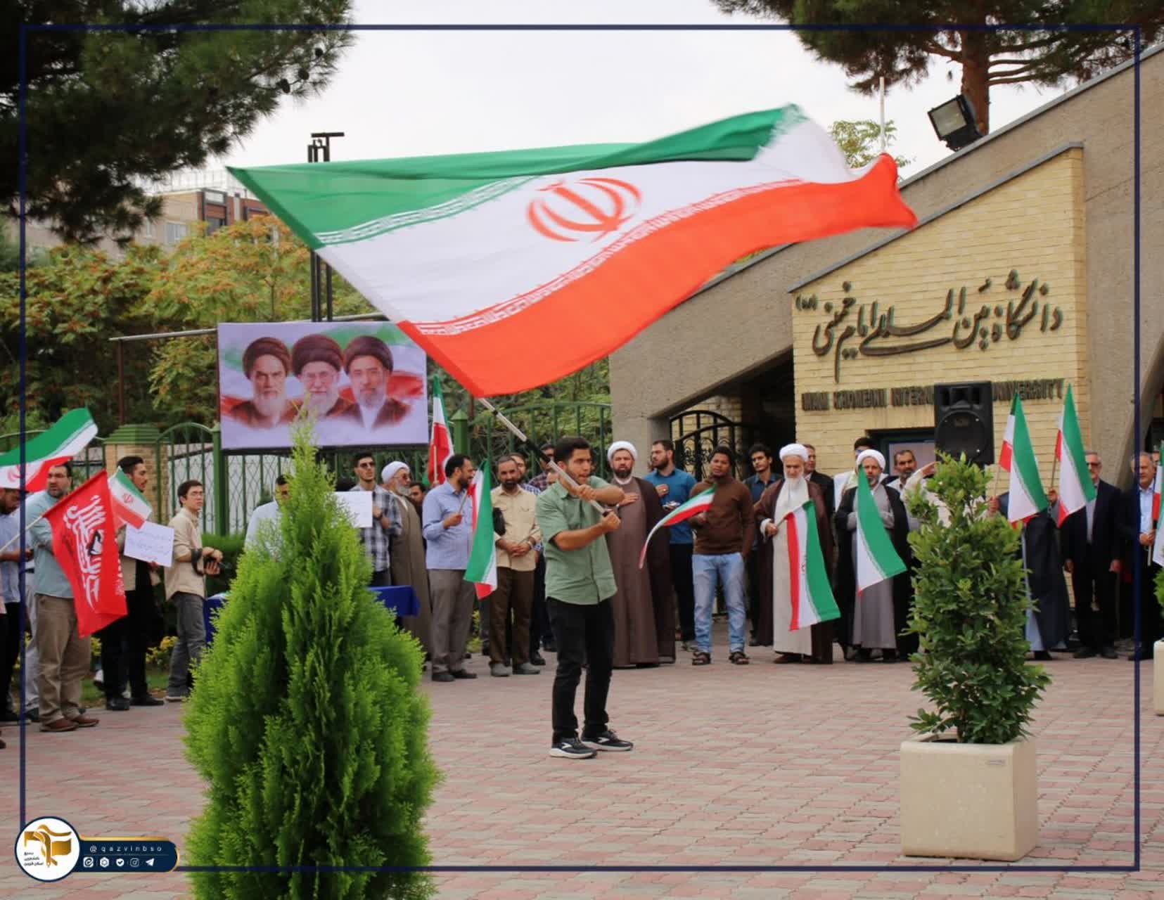 تجمع دانشجویان و اساتید مبعوث دانشگاه بین‌المللی امام خمینی (ره) قزوین و مراسم اهتزاز پرچم در سردر دانشگاه - ۲