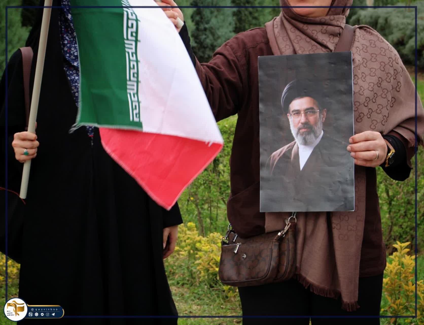 تجمع دانشجویان و اساتید مبعوث دانشگاه بین‌المللی امام خمینی (ره) قزوین و مراسم اهتزاز پرچم در سردر دانشگاه - ۱
