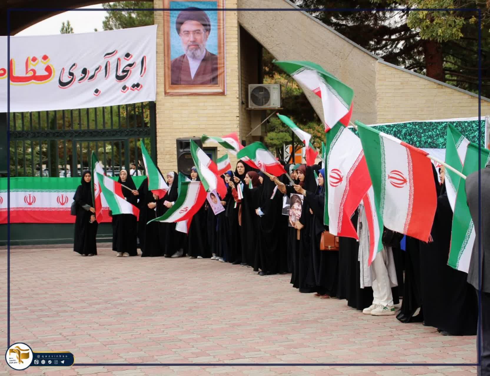 تجمع دانشجویان و اساتید مبعوث دانشگاه بین‌المللی امام خمینی (ره) قزوین و مراسم اهتزاز پرچم در سردر دانشگاه - ۶