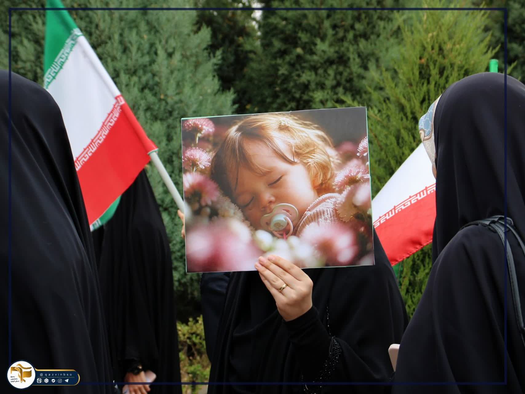 تجمع دانشجویان و اساتید مبعوث دانشگاه بین‌المللی امام خمینی (ره) قزوین و مراسم اهتزاز پرچم در سردر دانشگاه - ۱۳