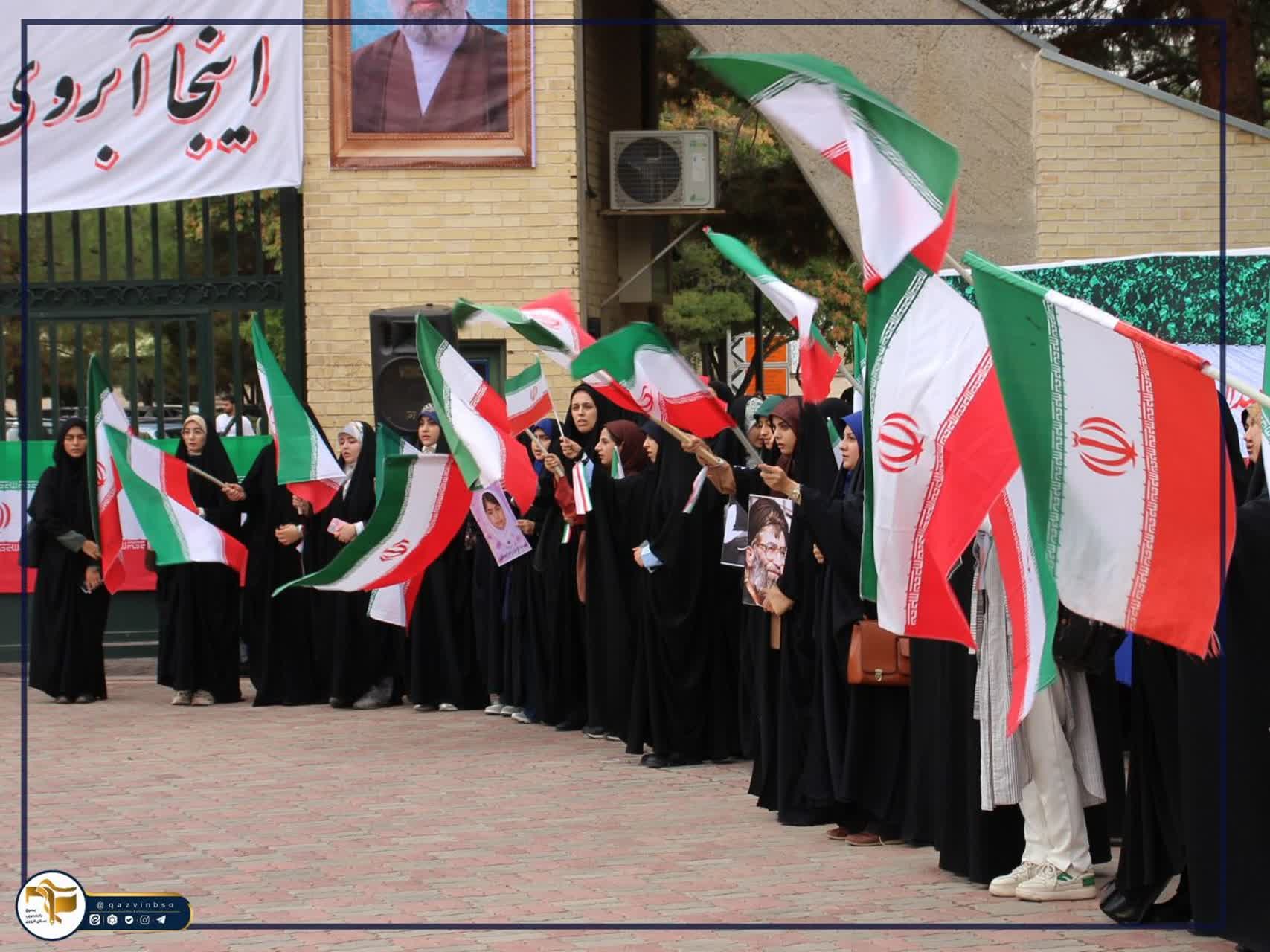 تجمع دانشجویان و اساتید مبعوث دانشگاه بین‌المللی امام خمینی (ره) قزوین و مراسم اهتزاز پرچم در سردر دانشگاه - ۱۱