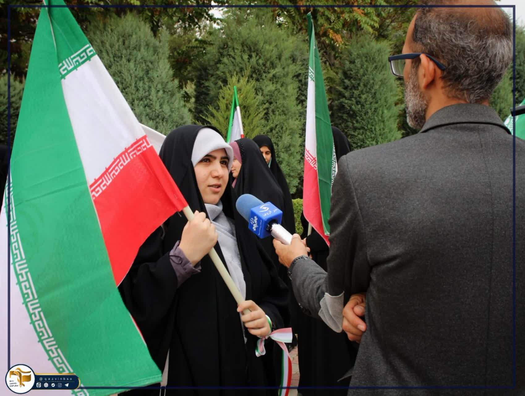 تجمع دانشجویان و اساتید مبعوث دانشگاه بین‌المللی امام خمینی (ره) قزوین و مراسم اهتزاز پرچم در سردر دانشگاه - ۴