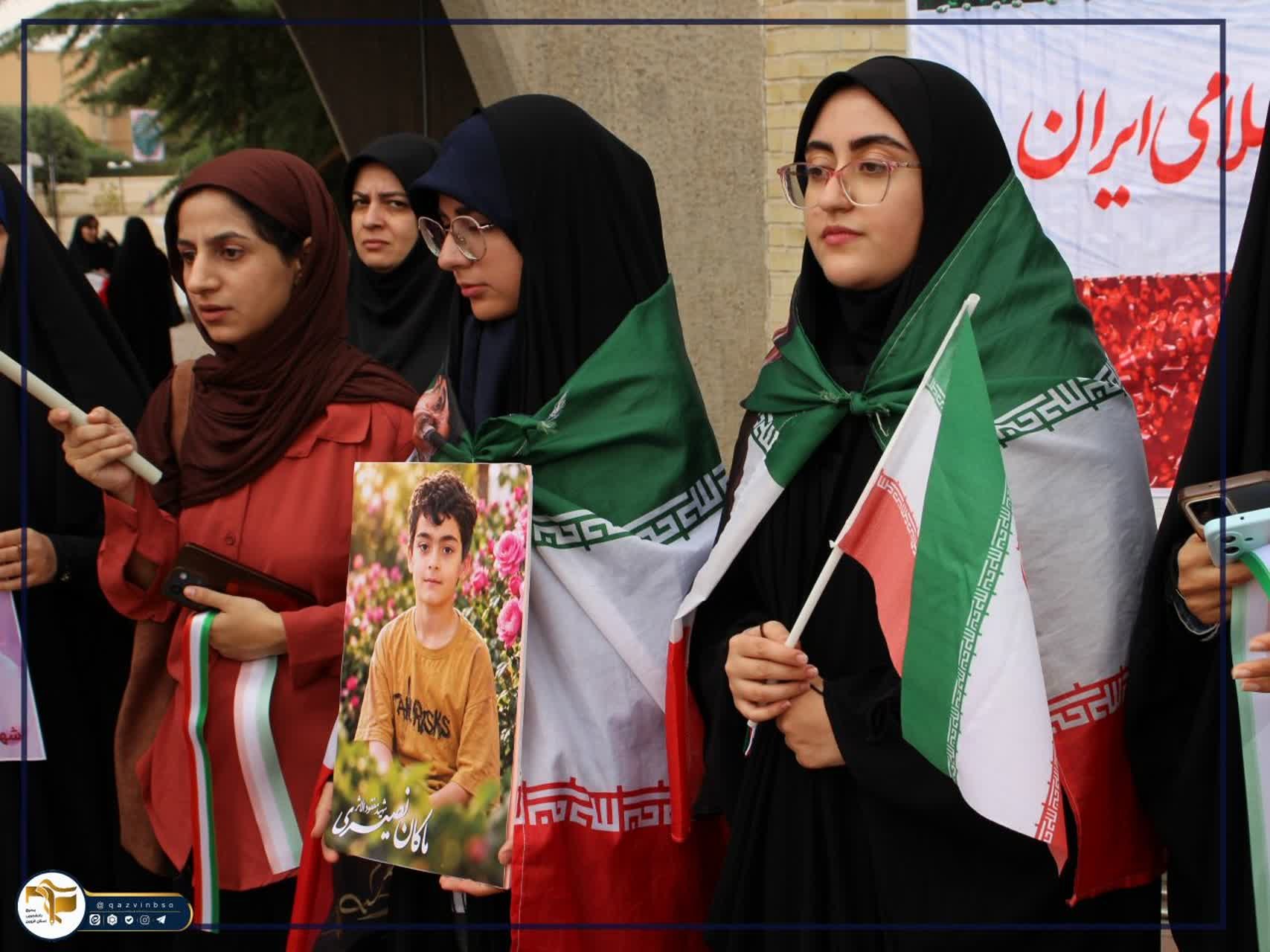 تجمع دانشجویان و اساتید مبعوث دانشگاه بین‌المللی امام خمینی (ره) قزوین و مراسم اهتزاز پرچم در سردر دانشگاه - ۱۴