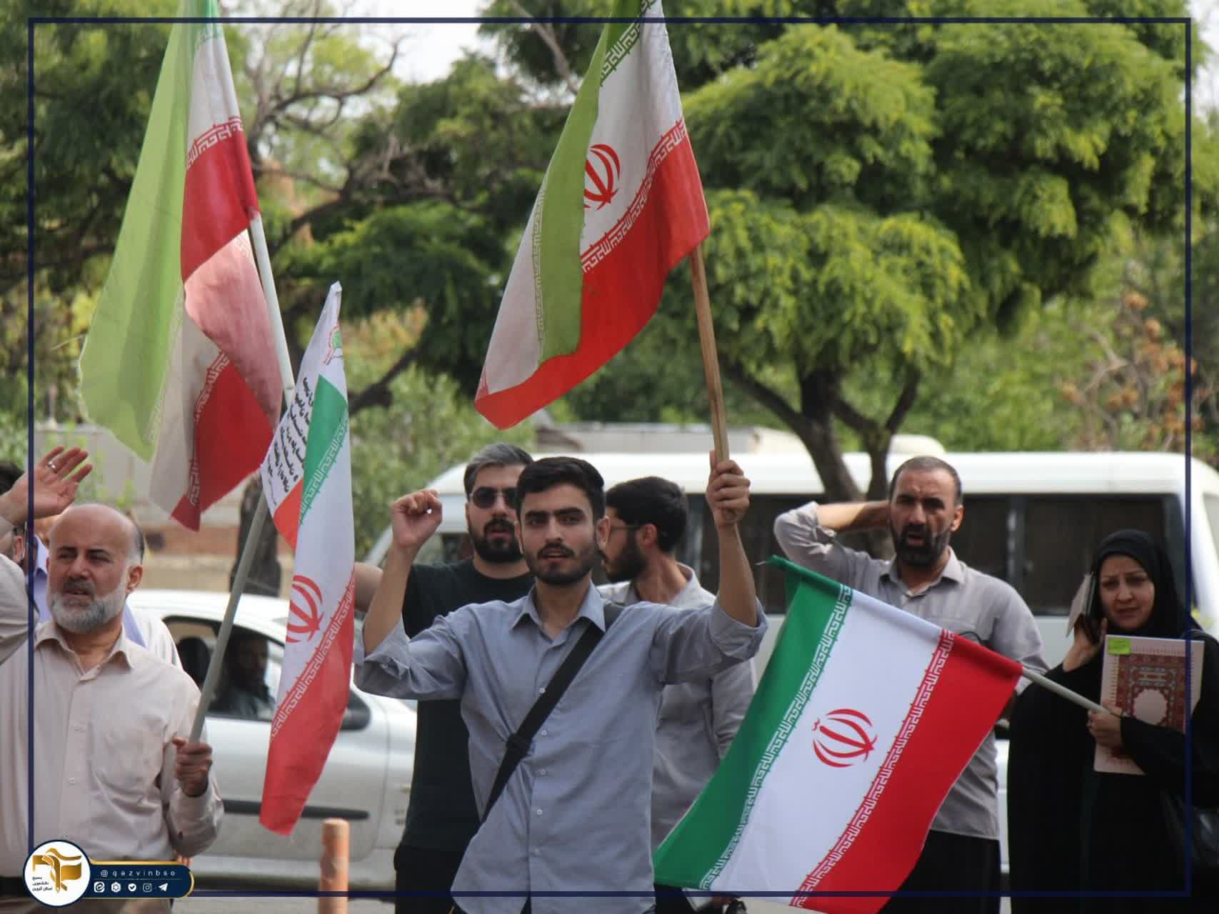 آیین استقبال از دانشجویان و اهتزار پرچم مقدس جمهوری اسلامی ایران توسط دانشجویان، اساتید و کارکنان جانفدای دانشگاه علوم پزشکی استان قزوین - ۷