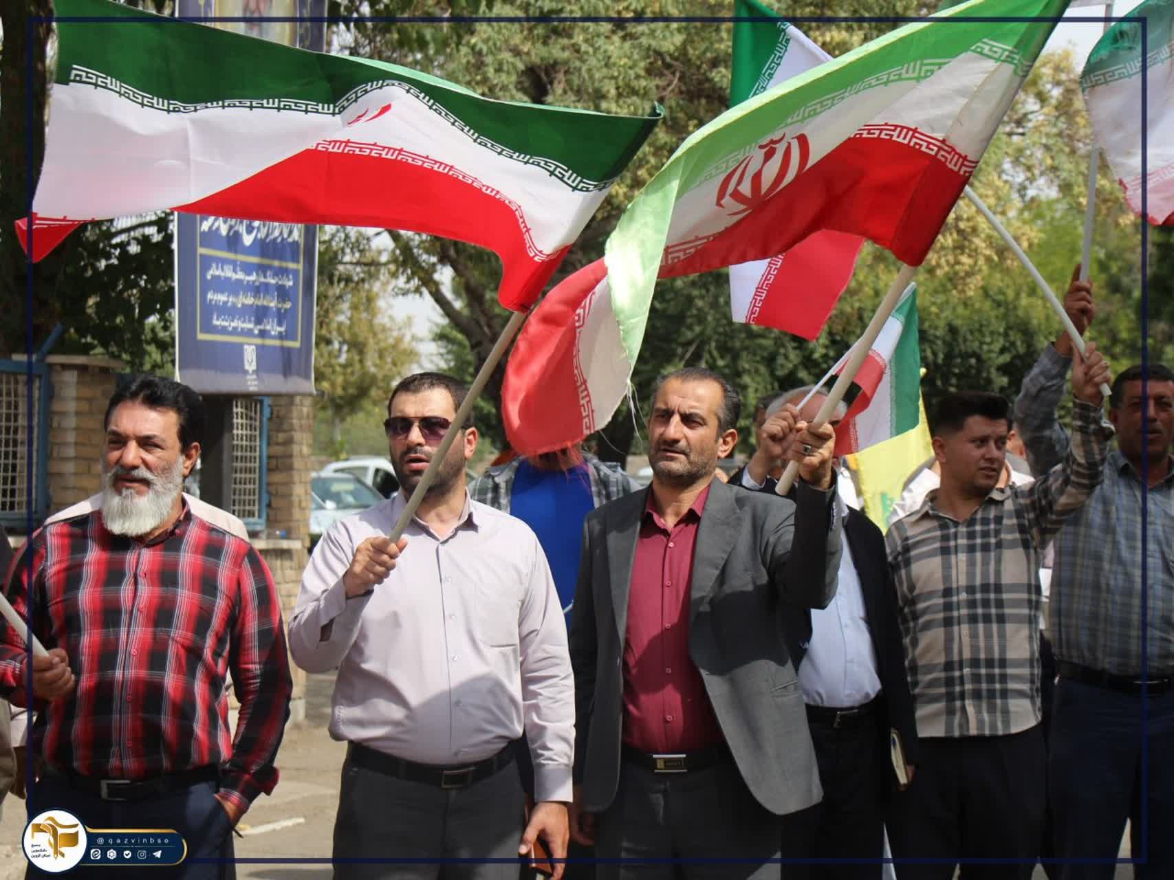 آیین استقبال از دانشجویان و اهتزار پرچم مقدس جمهوری اسلامی ایران توسط دانشجویان، اساتید و کارکنان جانفدای دانشگاه علوم پزشکی استان قزوین - ۵