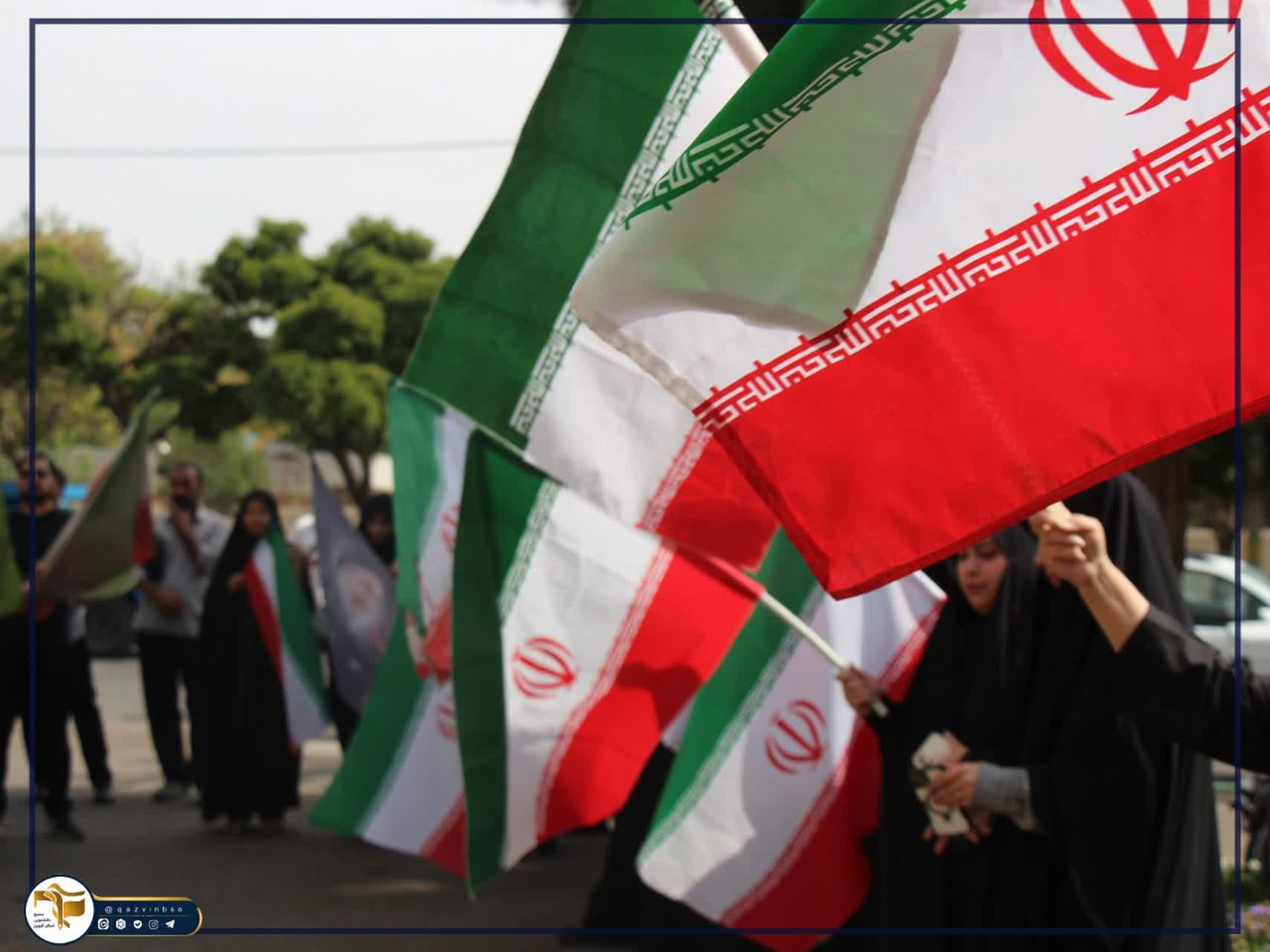 آیین استقبال از دانشجویان و اهتزار پرچم مقدس جمهوری اسلامی ایران توسط دانشجویان، اساتید و کارکنان جانفدای دانشگاه علوم پزشکی استان قزوین - ۱۰