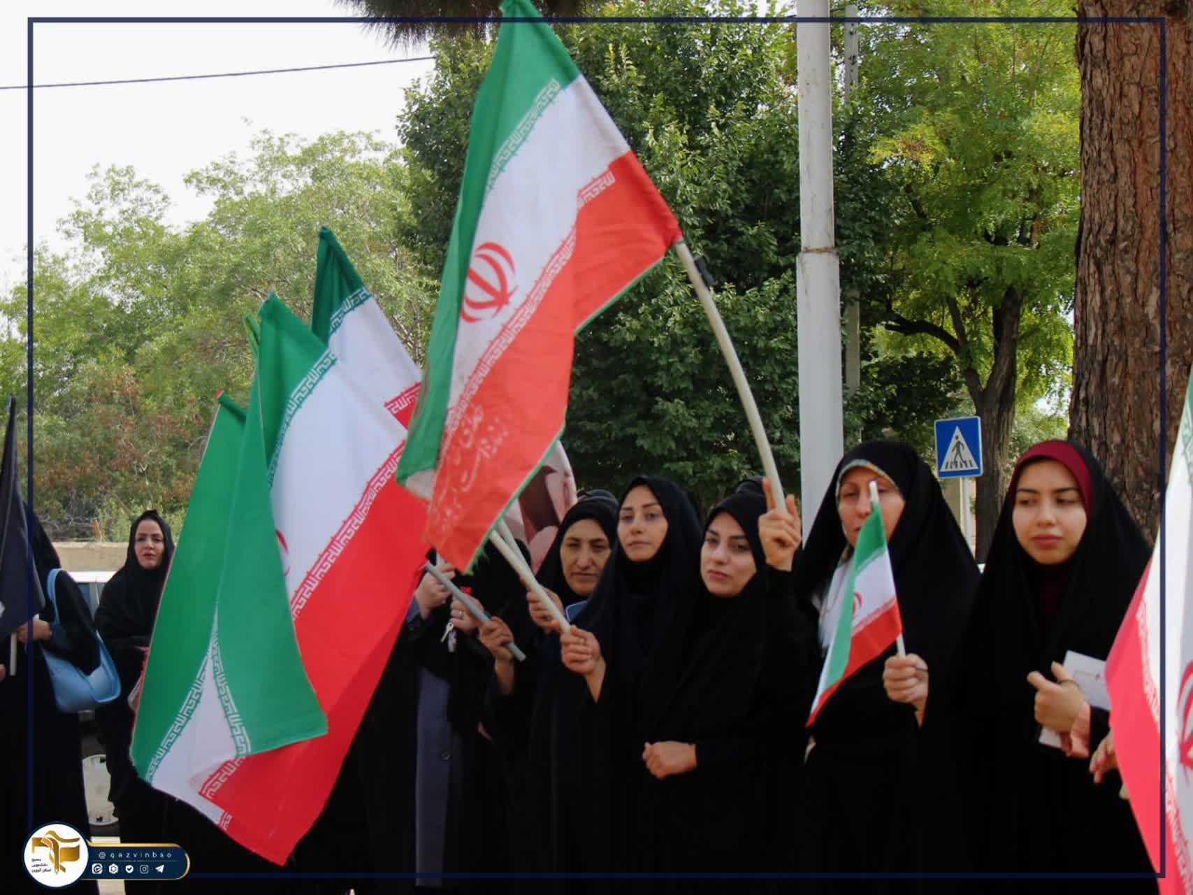 آیین استقبال از دانشجویان و اهتزار پرچم مقدس جمهوری اسلامی ایران توسط دانشجویان، اساتید و کارکنان جانفدای دانشگاه علوم پزشکی استان قزوین - ۲
