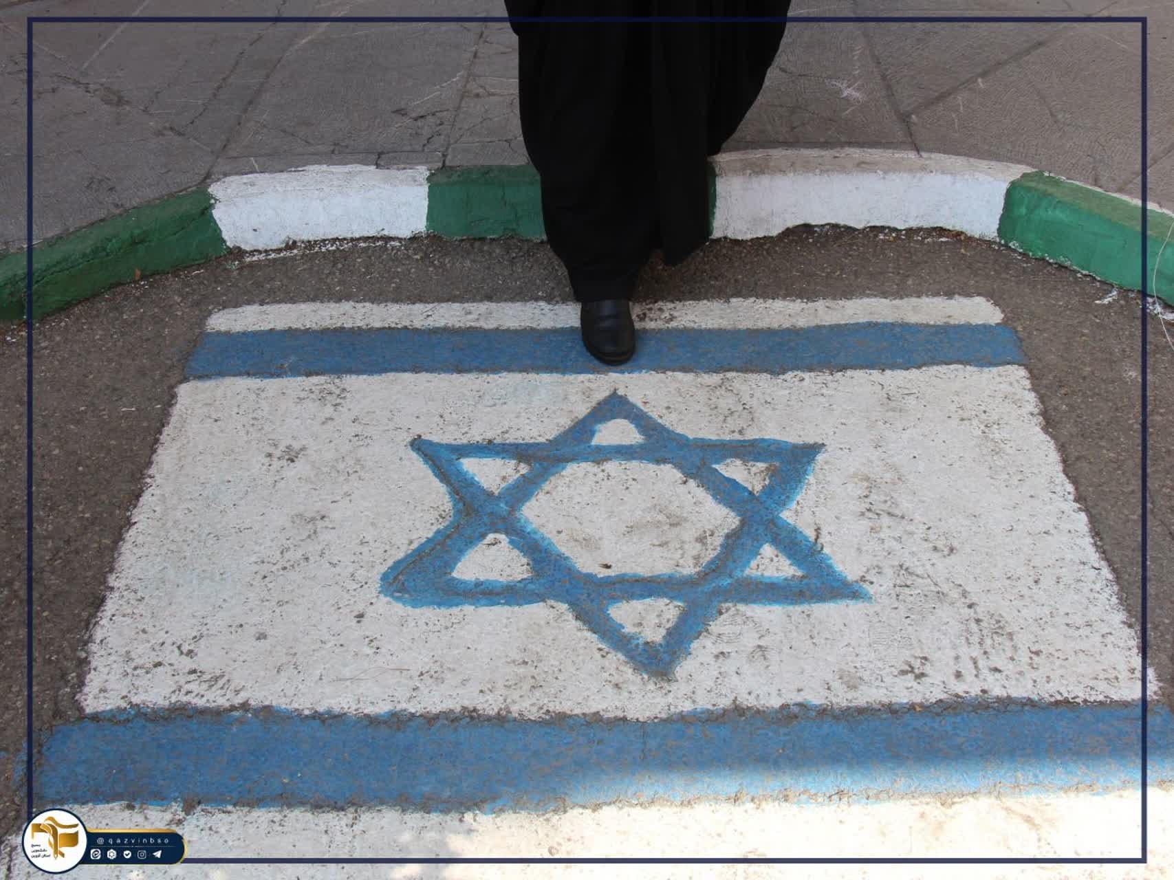 آیین استقبال از دانشجویان و اهتزار پرچم مقدس جمهوری اسلامی ایران توسط دانشجویان، اساتید و کارکنان جانفدای دانشگاه علوم پزشکی استان قزوین - ۱۱