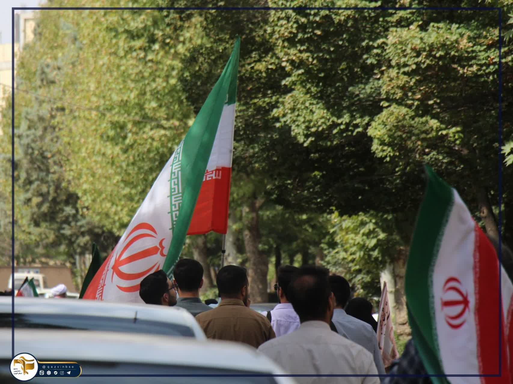 آیین استقبال از دانشجویان و اهتزار پرچم مقدس جمهوری اسلامی ایران توسط دانشجویان، اساتید و کارکنان جانفدای دانشگاه علوم پزشکی استان قزوین - ۶