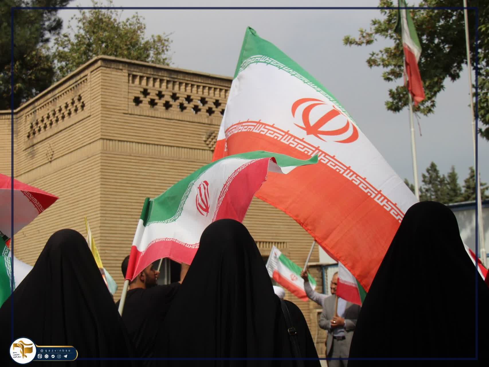 آیین استقبال از دانشجویان و اهتزار پرچم مقدس جمهوری اسلامی ایران توسط دانشجویان، اساتید و کارکنان جانفدای دانشگاه علوم پزشکی استان قزوین - ۴