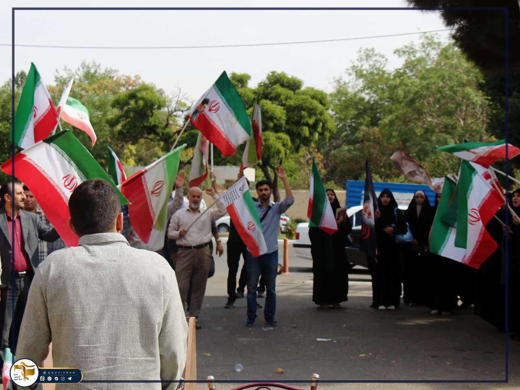 آیین استقبال از دانشجویان و اهتزار پرچم مقدس جمهوری اسلامی ایران توسط دانشجویان، اساتید و کارکنان جانفدای دانشگاه علوم پزشکی استان قزوین - ۳