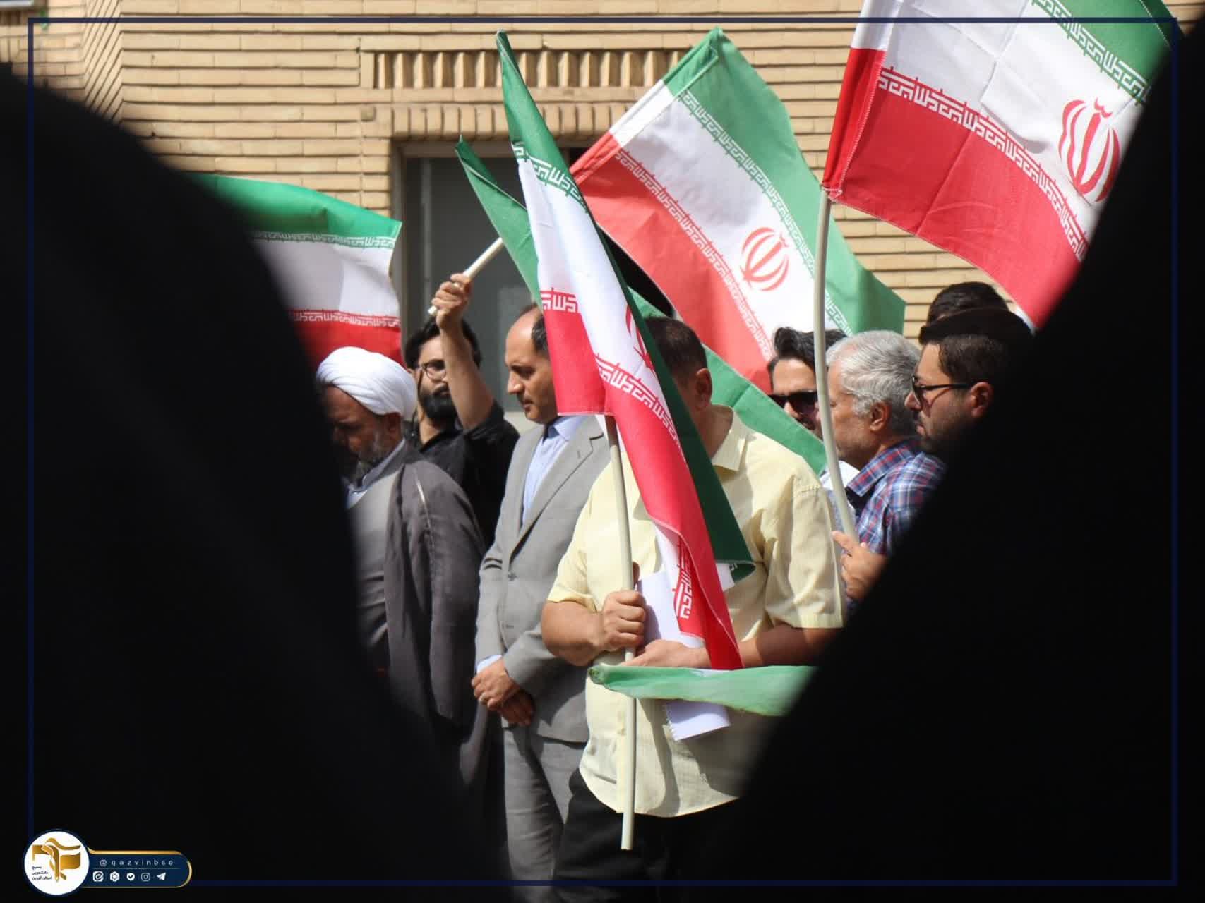 آیین استقبال از دانشجویان و اهتزار پرچم مقدس جمهوری اسلامی ایران توسط دانشجویان، اساتید و کارکنان جانفدای دانشگاه علوم پزشکی استان قزوین - ۹