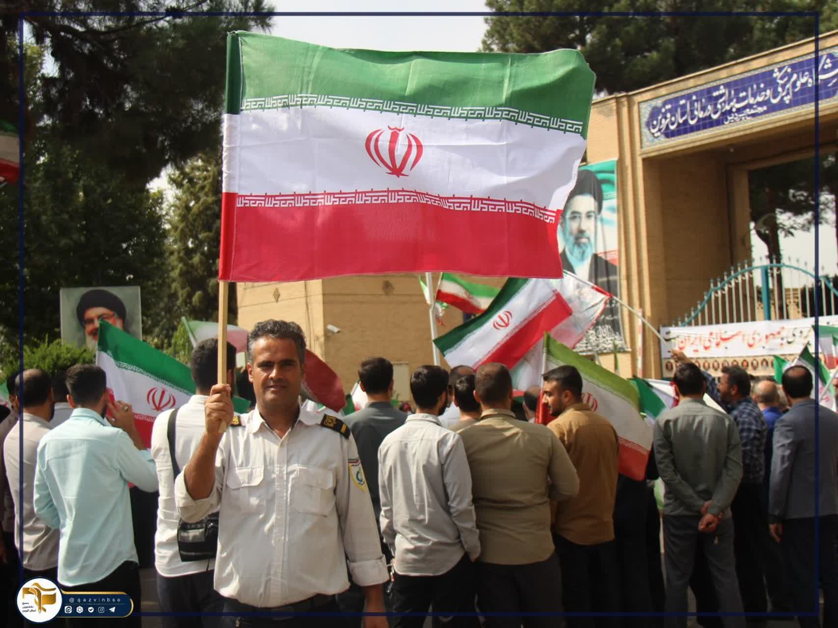 آیین استقبال از دانشجویان و اهتزار پرچم مقدس جمهوری اسلامی ایران توسط دانشجویان، اساتید و کارکنان جانفدای دانشگاه علوم پزشکی استان قزوین - ۳