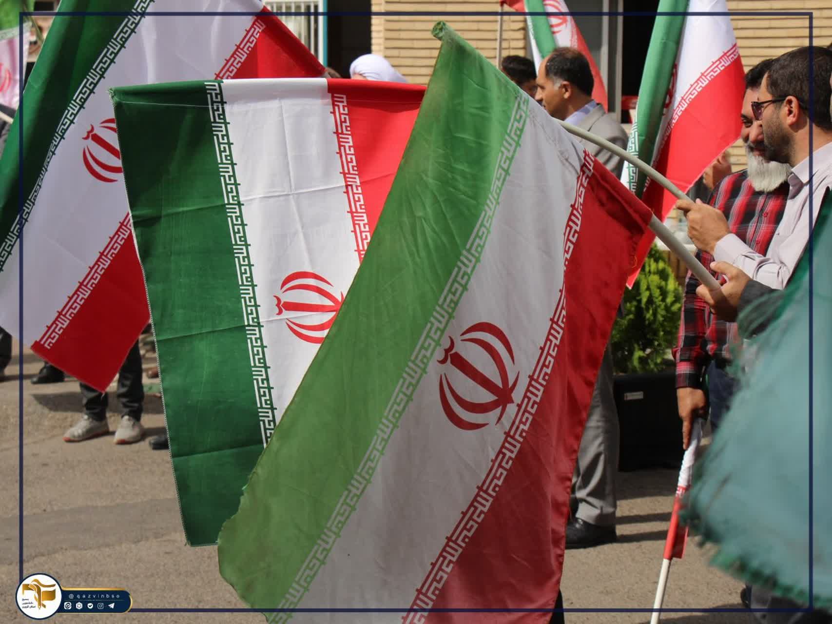 آیین استقبال از دانشجویان و اهتزار پرچم مقدس جمهوری اسلامی ایران توسط دانشجویان، اساتید و کارکنان جانفدای دانشگاه علوم پزشکی استان قزوین - ۱۰