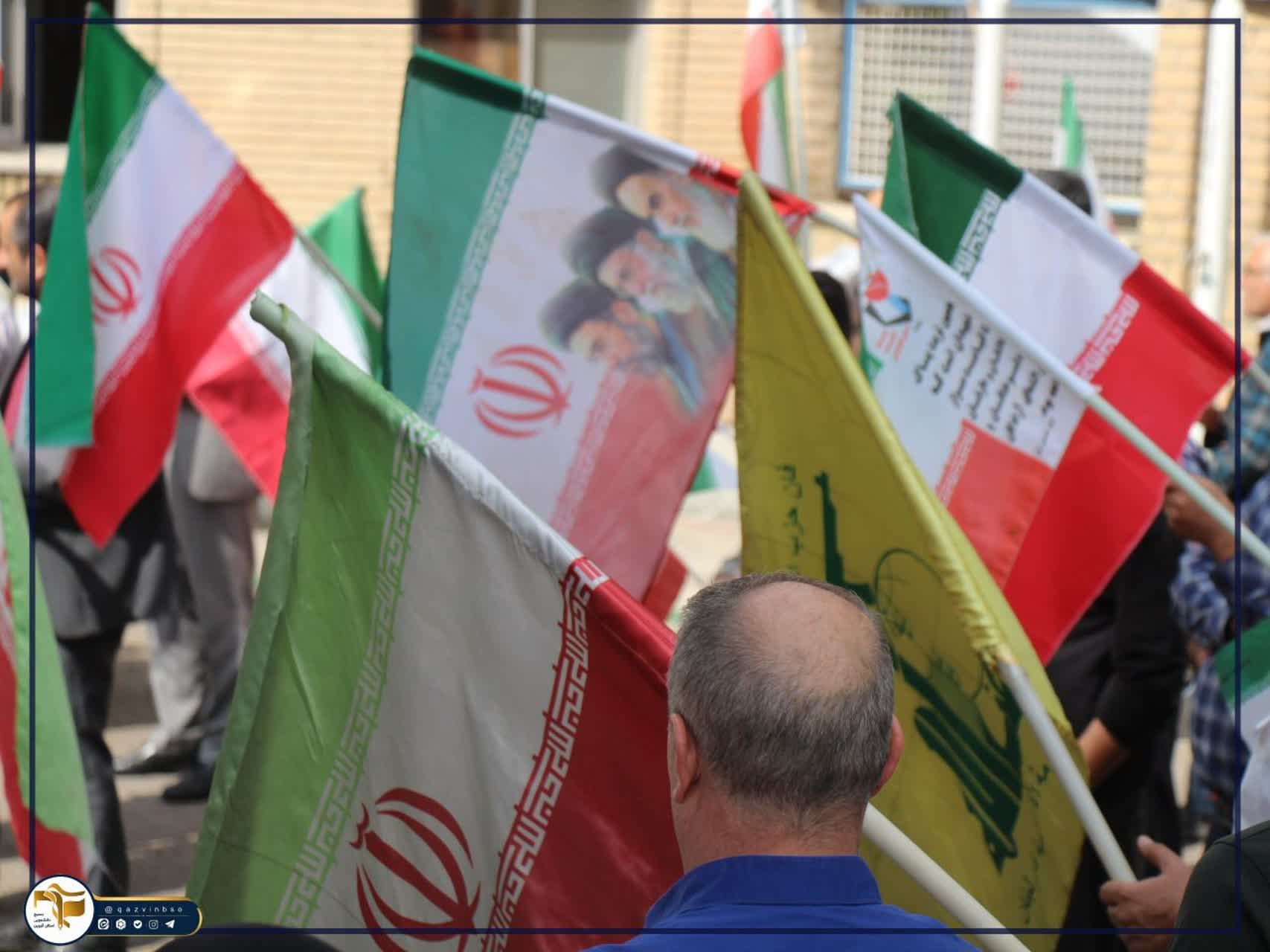 آیین استقبال از دانشجویان و اهتزار پرچم مقدس جمهوری اسلامی ایران توسط دانشجویان، اساتید و کارکنان جانفدای دانشگاه علوم پزشکی استان قزوین - ۶