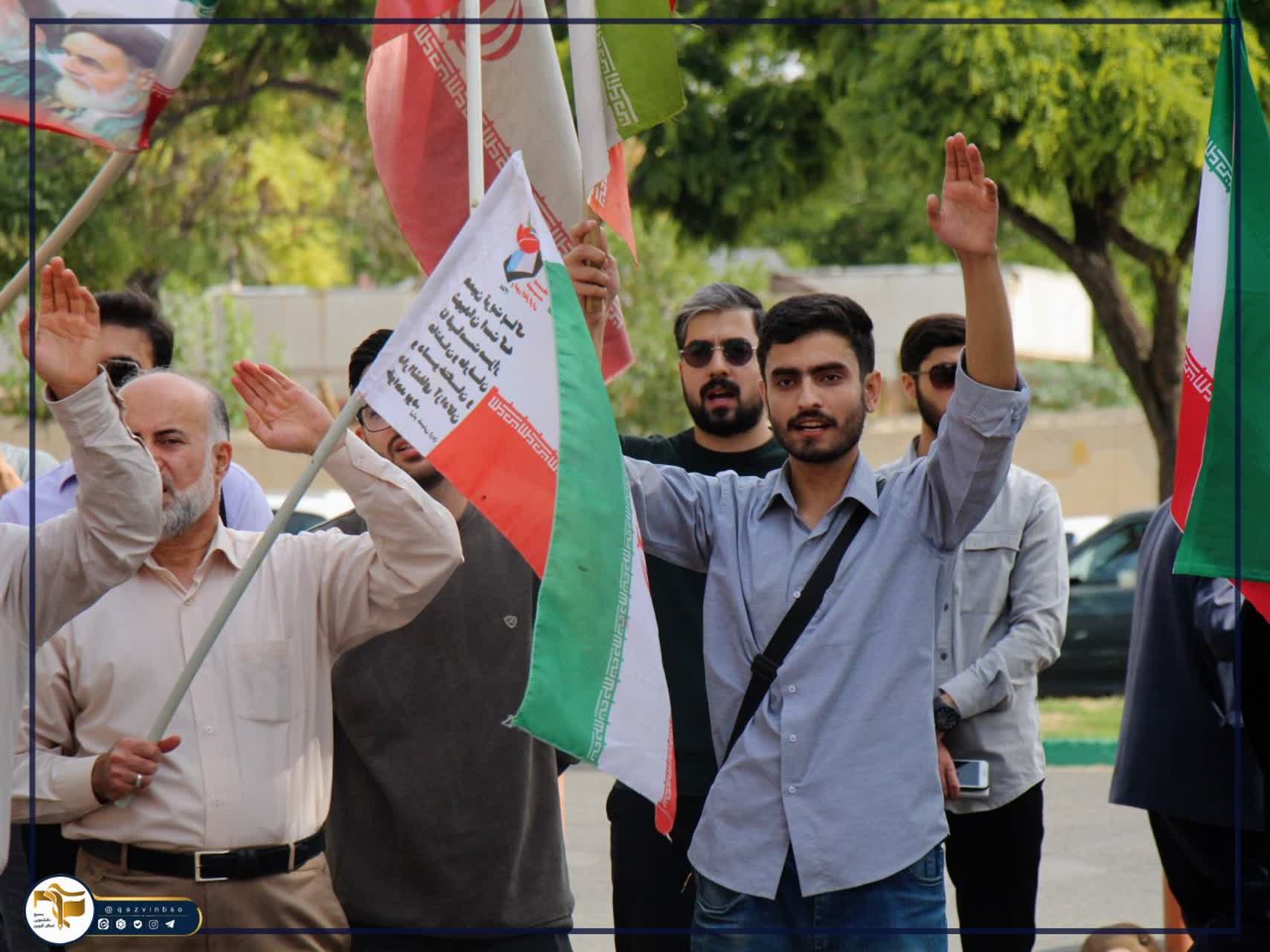 آیین استقبال از دانشجویان و اهتزار پرچم مقدس جمهوری اسلامی ایران توسط دانشجویان، اساتید و کارکنان جانفدای دانشگاه علوم پزشکی استان قزوین - ۸